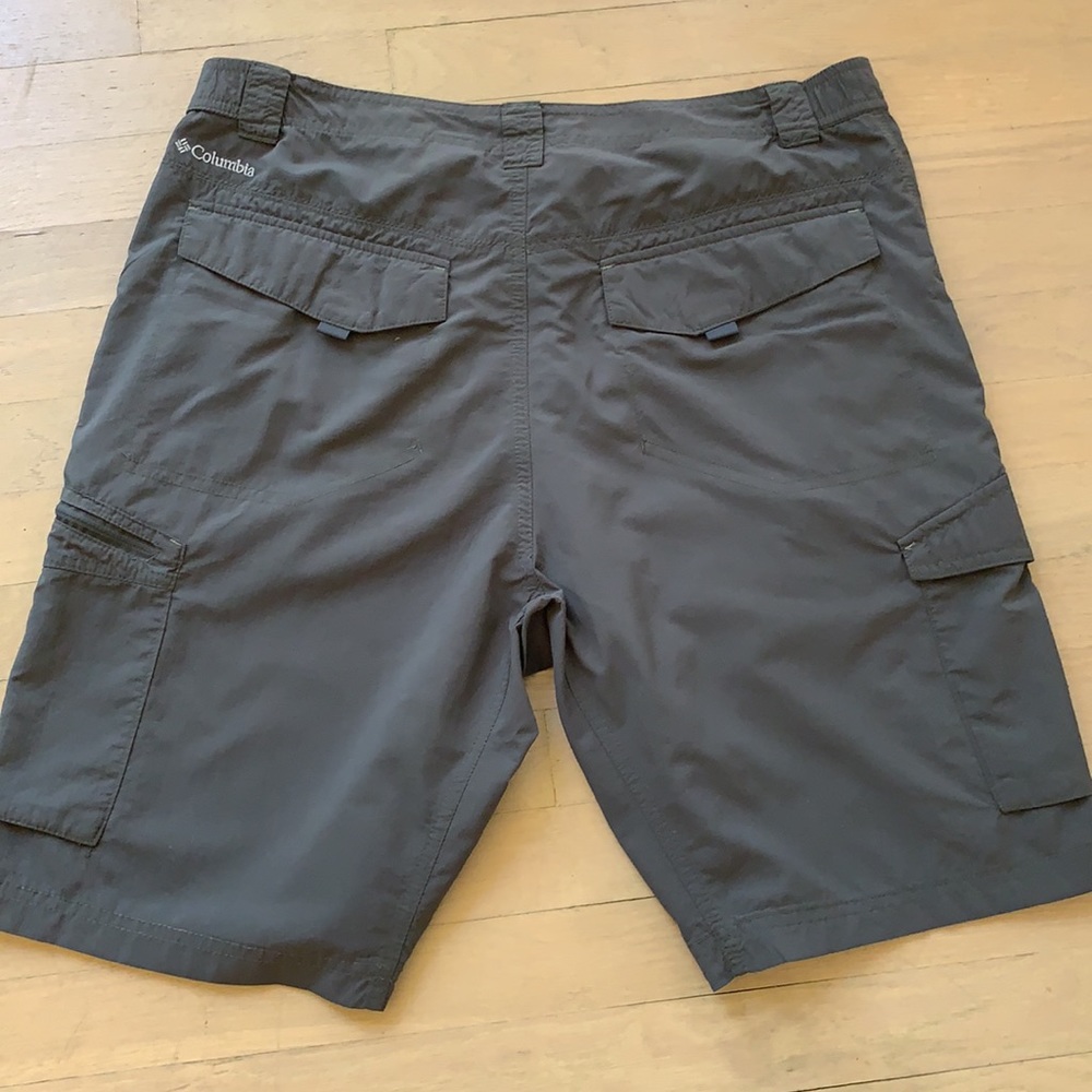 COLUMBIA OMNI-SHADE CARGO SHORTS..LIKE NEW MINT!! - Picture 6 of 12